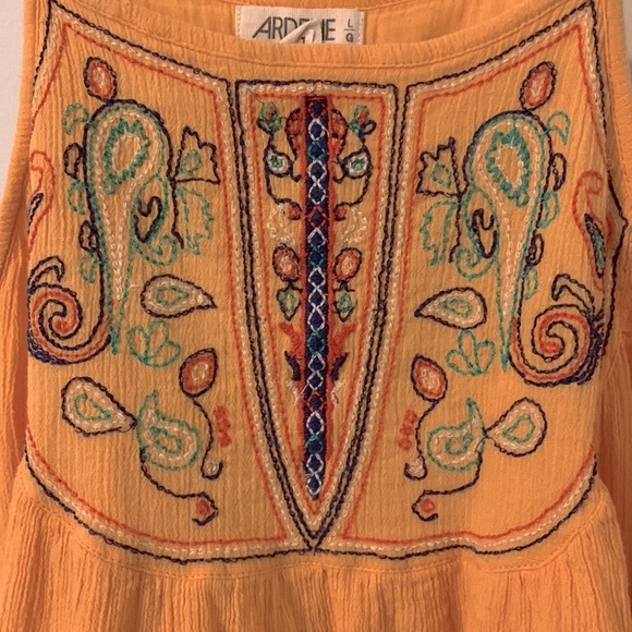 Flowy tank with paisley stitching - Picture 2 of 2